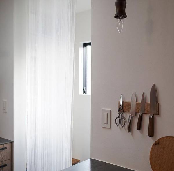 サッと手に取れる場所に、ピタッと収納が叶う「マグネット式のオーク材 包丁ホルダー」【インスタグラマーさんの使用レポ】[PR]