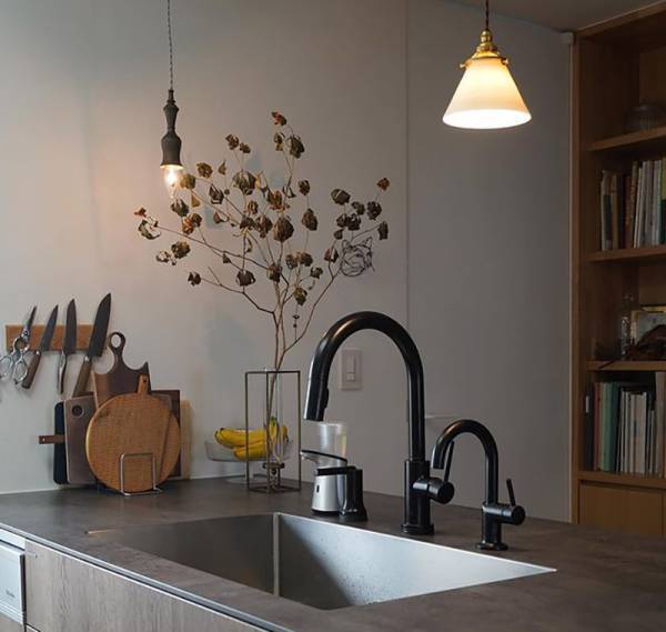 サッと手に取れる場所に、ピタッと収納が叶う「マグネット式のオーク材 包丁ホルダー」【インスタグラマーさんの使用レポ】[PR]