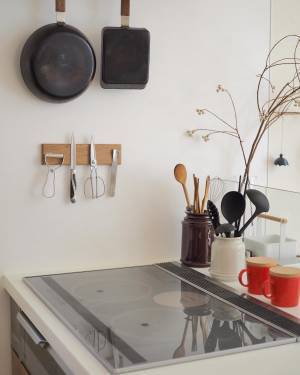 サッと手に取れる場所に、ピタッと収納が叶う「マグネット式のオーク材 包丁ホルダー」【インスタグラマーさんの使用レポ】[PR]