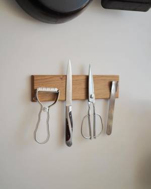 サッと手に取れる場所に、ピタッと収納が叶う「マグネット式のオーク材 包丁ホルダー」【インスタグラマーさんの使用レポ】[PR]