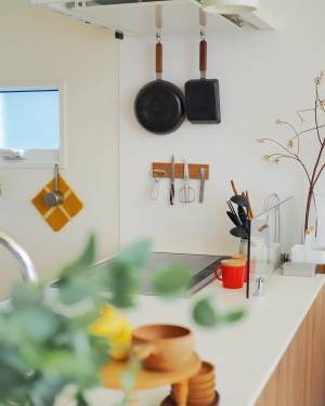 サッと手に取れる場所に、ピタッと収納が叶う「マグネット式のオーク材 包丁ホルダー」【インスタグラマーさんの使用レポ】[PR]