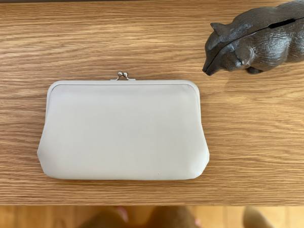 本革ラムレザーの「がま口貴重品ケース」で通帳をスッキリ収納！[PR]