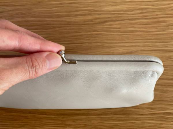 本革ラムレザーの「がま口貴重品ケース」で通帳をスッキリ収納！[PR]