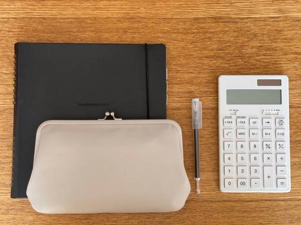 本革ラムレザーの「がま口貴重品ケース」で通帳をスッキリ収納！[PR]