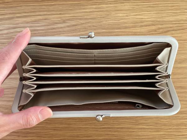 本革ラムレザーの「がま口貴重品ケース」で通帳をスッキリ収納！[PR]