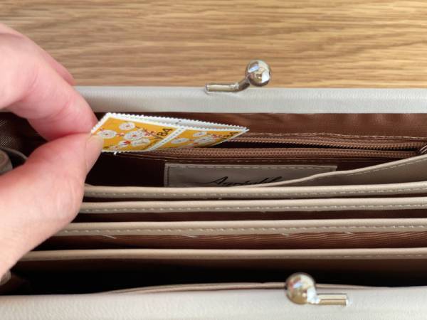 本革ラムレザーの「がま口貴重品ケース」で通帳をスッキリ収納！[PR]