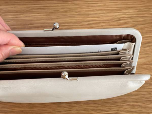 本革ラムレザーの「がま口貴重品ケース」で通帳をスッキリ収納！[PR]