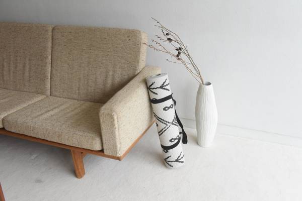 出しっぱなしが絵になるなんて！お部屋で毎日ヨガ＆ストレッチ始めましょう。[PR]