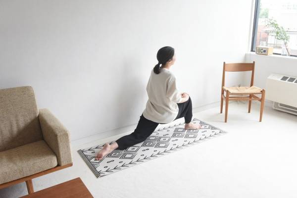 出しっぱなしが絵になるなんて！お部屋で毎日ヨガ＆ストレッチ始めましょう。[PR]