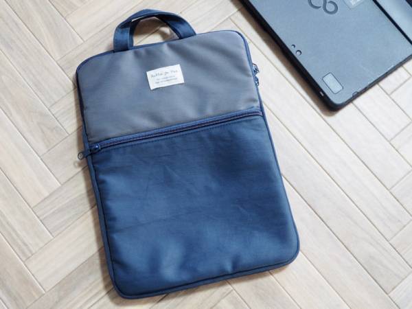 小学生の新必需品！ランドセルにスッキリ収まって出し入れしやすい「タブレットケース」[PR]
