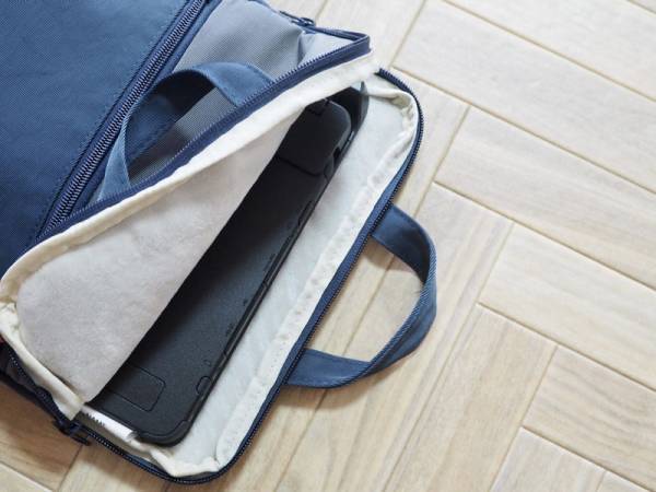 小学生の新必需品！ランドセルにスッキリ収まって出し入れしやすい「タブレットケース」[PR]