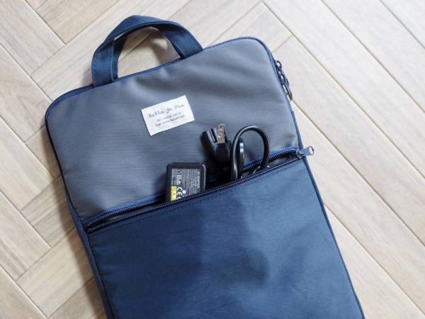 小学生の新必需品！ランドセルにスッキリ収まって出し入れしやすい「タブレットケース」[PR]
