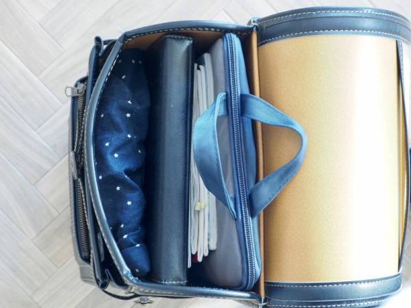 小学生の新必需品！ランドセルにスッキリ収まって出し入れしやすい「タブレットケース」[PR]