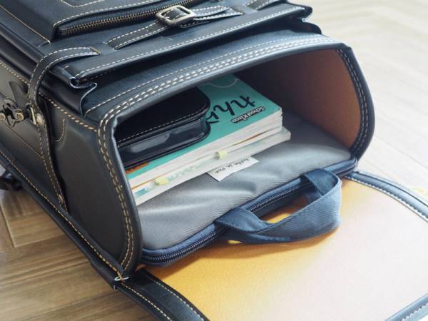 小学生の新必需品！ランドセルにスッキリ収まって出し入れしやすい「タブレットケース」[PR]