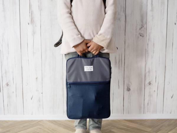 小学生の新必需品！ランドセルにスッキリ収まって出し入れしやすい「タブレットケース」[PR]