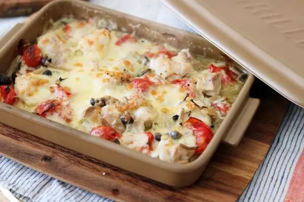 魚焼きグリルで簡単!熱々チーズトロ〜リが美味しい「チキンとトマトのグリル焼き」