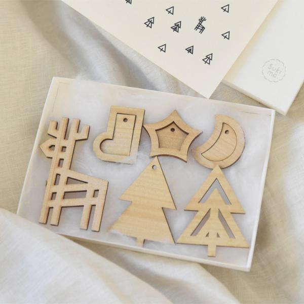 今年は「sukima.」木製オーナメントと「kukka ja puu」タペストリーでほっこりツリーに。[PR]