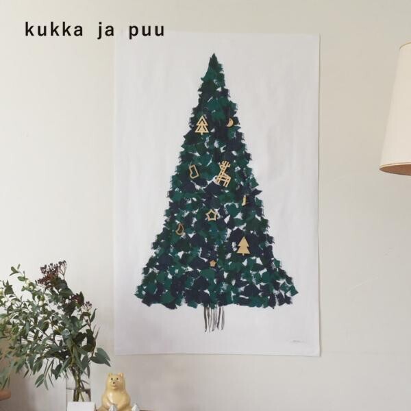今年は「sukima.」木製オーナメントと「kukka ja puu」タペストリーでほっこりツリーに。[PR]