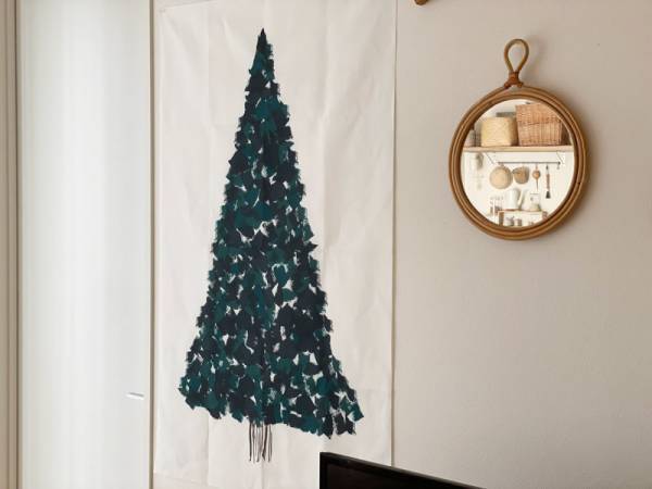 今年は「sukima.」木製オーナメントと「kukka ja puu」タペストリーでほっこりツリーに。[PR]