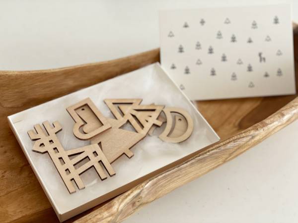 今年は「sukima.」木製オーナメントと「kukka ja puu」タペストリーでほっこりツリーに。[PR]