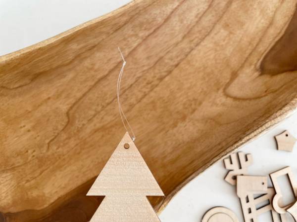 今年は「sukima.」木製オーナメントと「kukka ja puu」タペストリーでほっこりツリーに。[PR]