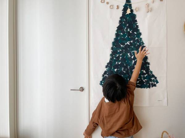 今年は「sukima.」木製オーナメントと「kukka ja puu」タペストリーでほっこりツリーに。[PR]