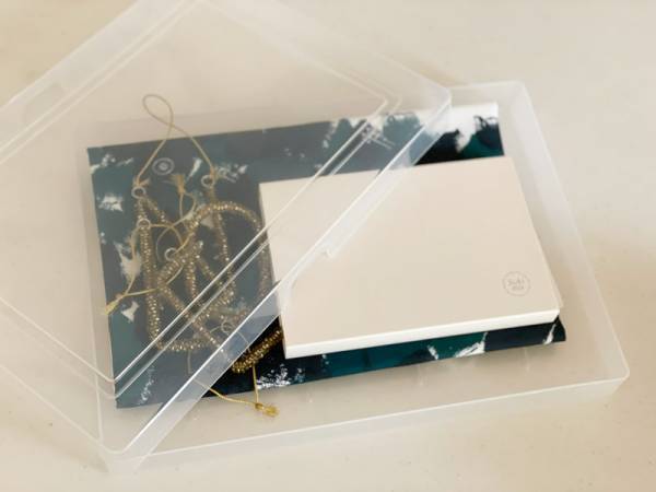 今年は「sukima.」木製オーナメントと「kukka ja puu」タペストリーでほっこりツリーに。[PR]