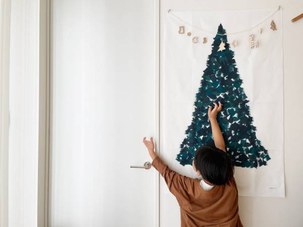 今年は「sukima.」木製オーナメントと「kukka ja puu」タペストリーでほっこりツリーに。[PR]