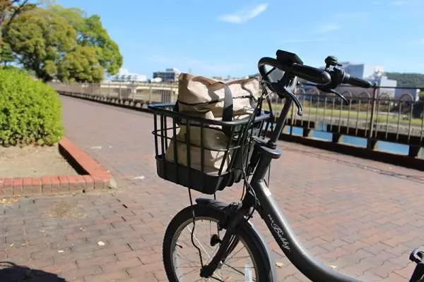 自転車でのまとめ買いが余裕!13cmも伸びる「前カゴフィットエコバッグ」