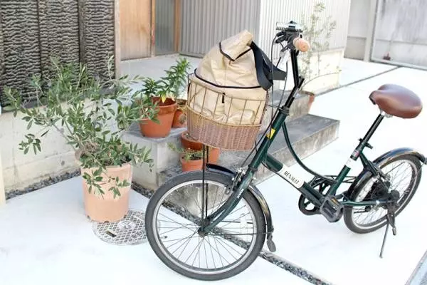 自転車でのまとめ買いが余裕！13cmも伸びる「前カゴフィットエコバッグ」
