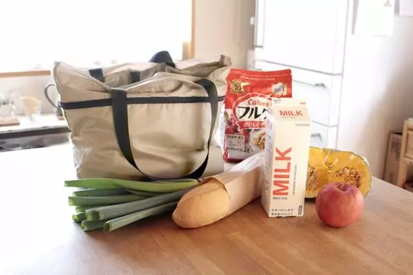 自転車でのまとめ買いが余裕！13cmも伸びる「前カゴフィットエコバッグ」