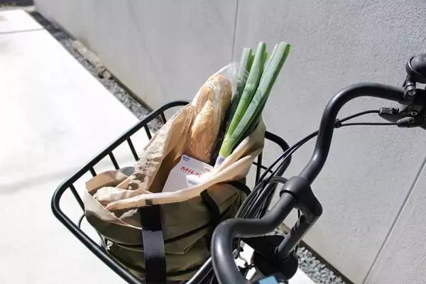 自転車でのまとめ買いが余裕！13cmも伸びる「前カゴフィットエコバッグ」