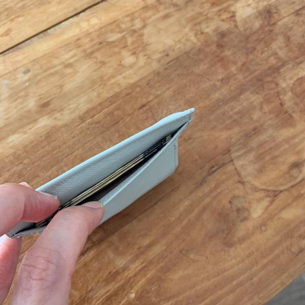もう長財布には戻れない！ まるでカードケースのような超薄型ウォレット[PR]