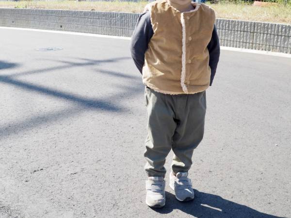 1枚あると便利！ベビー＆キッズの体温調整のマストアイテム。寒い日の外遊びが快適になる「リバーシブルベスト」[PR]