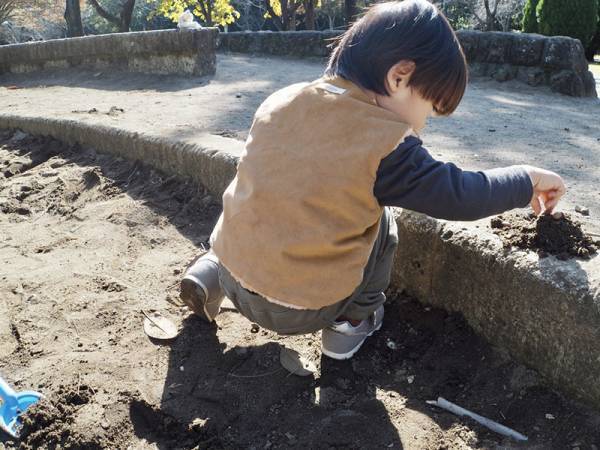 1枚あると便利！ベビー＆キッズの体温調整のマストアイテム。寒い日の外遊びが快適になる「リバーシブルベスト」[PR]