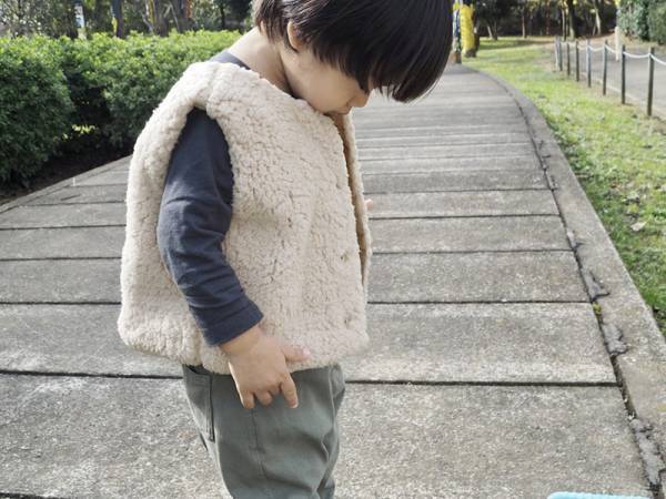 1枚あると便利！ベビー＆キッズの体温調整のマストアイテム。寒い日の外遊びが快適になる「リバーシブルベスト」[PR]