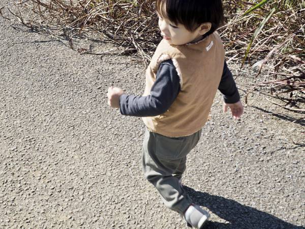 1枚あると便利！ベビー＆キッズの体温調整のマストアイテム。寒い日の外遊びが快適になる「リバーシブルベスト」[PR]