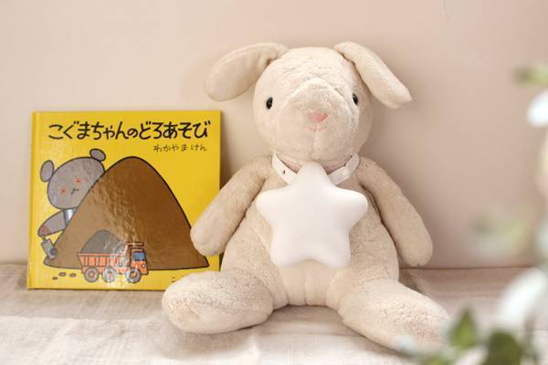 物語の世界へ連れて行ってくれそう…！ 寝かしつけタイムに大活躍の「えほんライト」