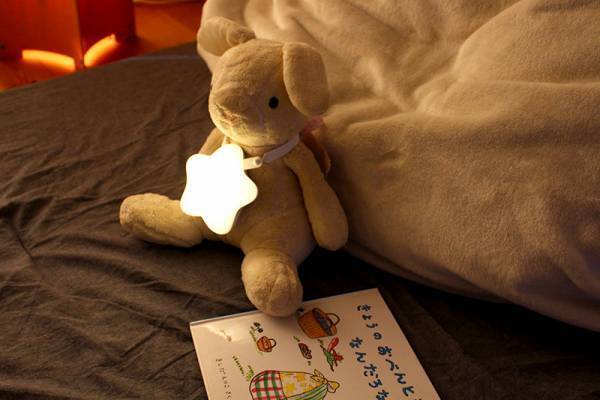 物語の世界へ連れて行ってくれそう…！ 寝かしつけタイムに大活躍の「えほんライト」