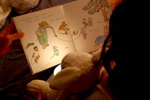 物語の世界へ連れて行ってくれそう…！ 寝かしつけタイムに大活躍の「えほんライト」