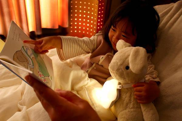 物語の世界へ連れて行ってくれそう…！ 寝かしつけタイムに大活躍の「えほんライト」