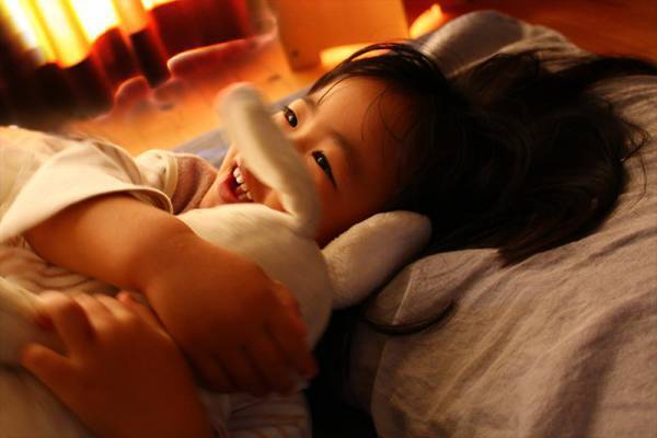 物語の世界へ連れて行ってくれそう…！ 寝かしつけタイムに大活躍の「えほんライト」