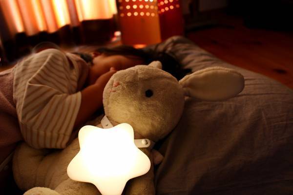 物語の世界へ連れて行ってくれそう…！ 寝かしつけタイムに大活躍の「えほんライト」