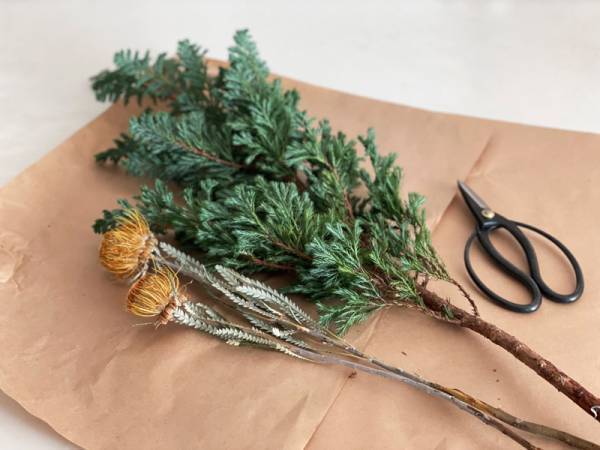 暮らしに花を添えよう。ガラスのフラワーベースで冬の枝ものをインテリアに。[PR]