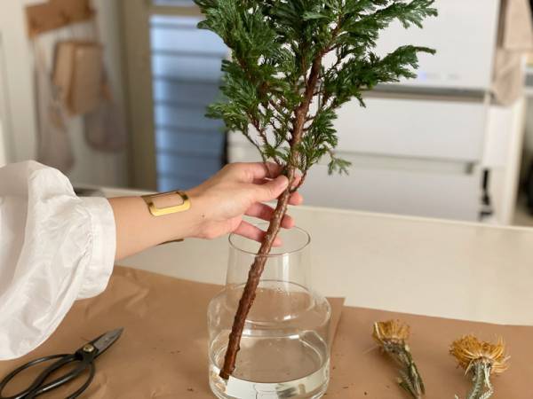 暮らしに花を添えよう。ガラスのフラワーベースで冬の枝ものをインテリアに。[PR]
