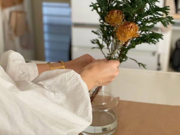 暮らしに花を添えよう。ガラスのフラワーベースで冬の枝ものをインテリアに。[PR]