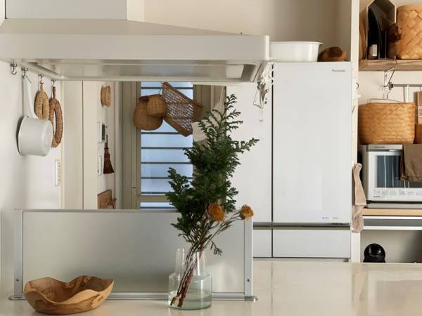 暮らしに花を添えよう。ガラスのフラワーベースで冬の枝ものをインテリアに。[PR]