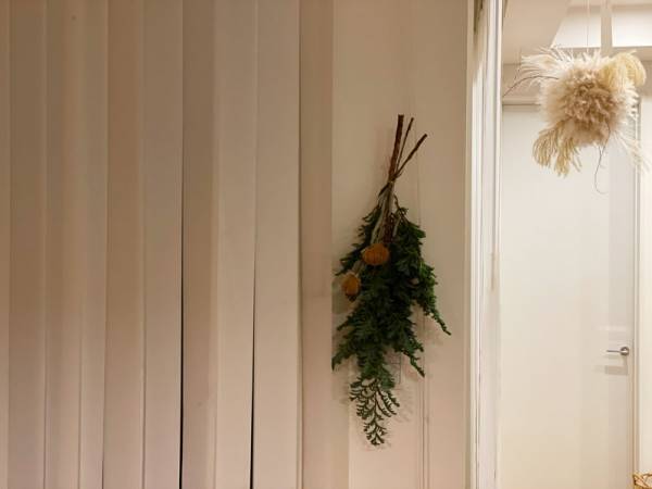 暮らしに花を添えよう。ガラスのフラワーベースで冬の枝ものをインテリアに。[PR]