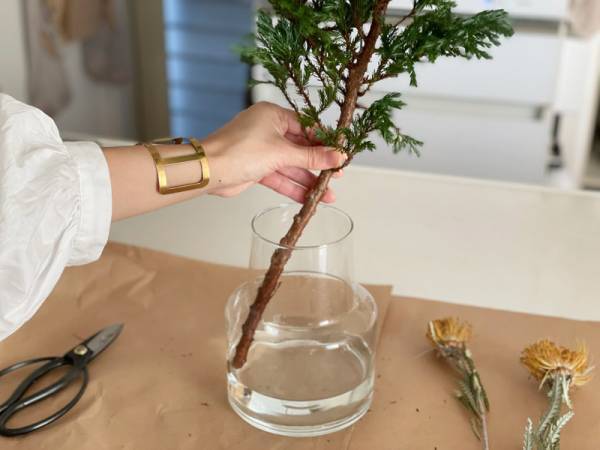 暮らしに花を添えよう。ガラスのフラワーベースで冬の枝ものをインテリアに。[PR]