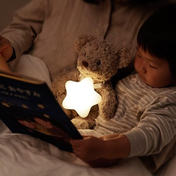 寝る前の読み聞かせにちょうどいい。やさしい灯りが心地いい「えほんライト」[PR]